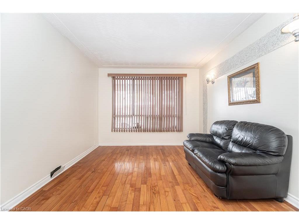 









163


Connaught

Avenue North,
Hamilton,




ON
L8L 6Z4

