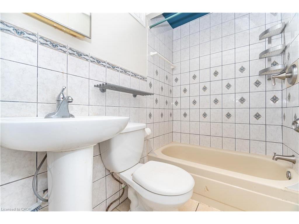 









163


Connaught

Avenue North,
Hamilton,




ON
L8L 6Z4

