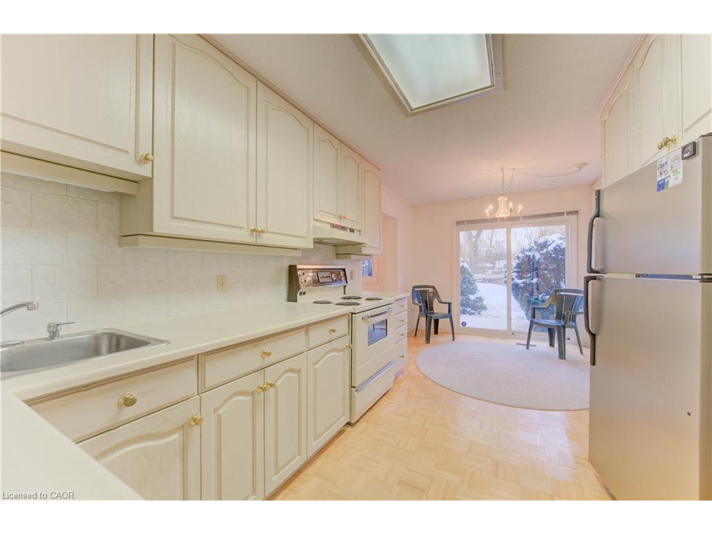 









121


University

Avenue East, 52,
Waterloo,




ON
N2J 4J1

