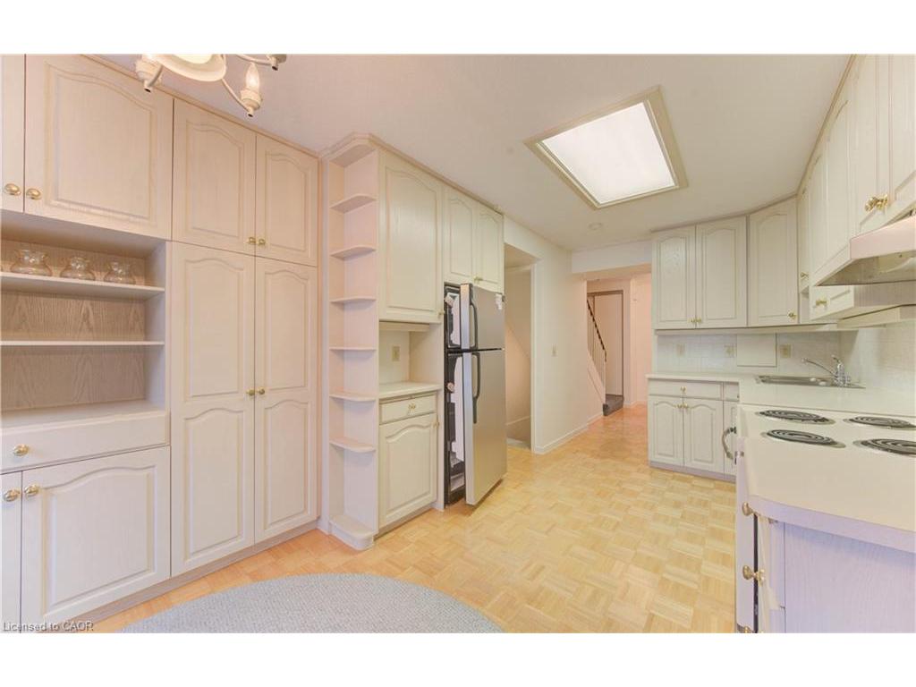 









121


University

Avenue East, 52,
Waterloo,




ON
N2J 4J1

