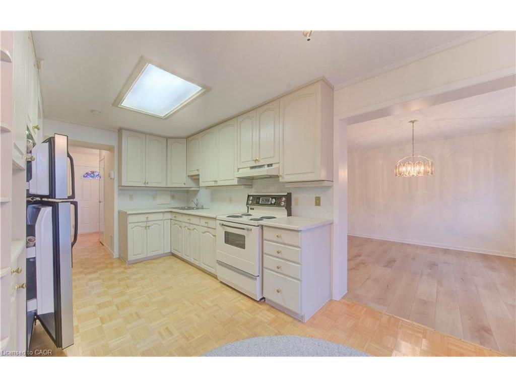 









121


University

Avenue East, 52,
Waterloo,




ON
N2J 4J1

