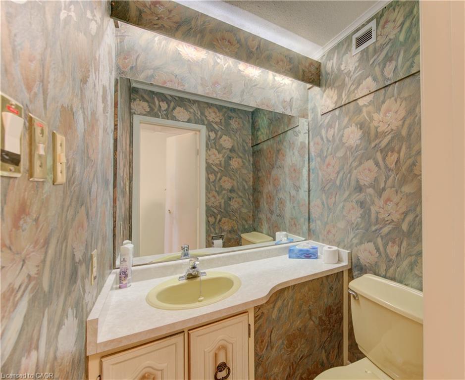 









121


University

Avenue East, 52,
Waterloo,




ON
N2J 4J1

