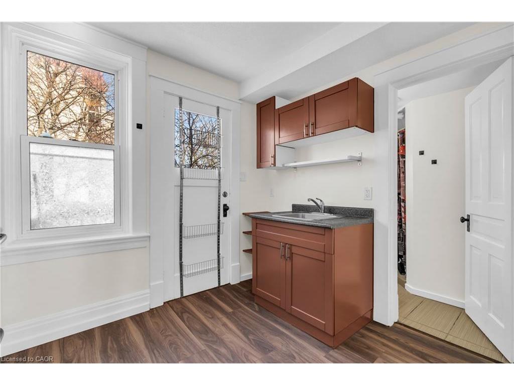 









98


Church

Street, D (Upper),
Kitchener,




ON
N2G 2S2

