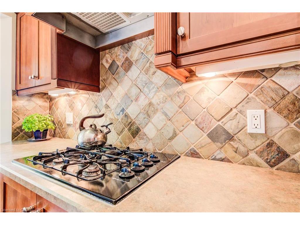 









33


Tinatawa

Court,
Kitchener,




ON
N2A 3G9

