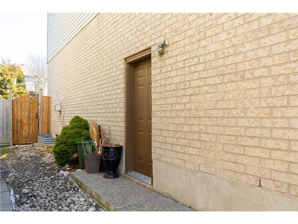 









845


Brandenburg

Boulevard,
Waterloo,




ON
N2T 2X5

