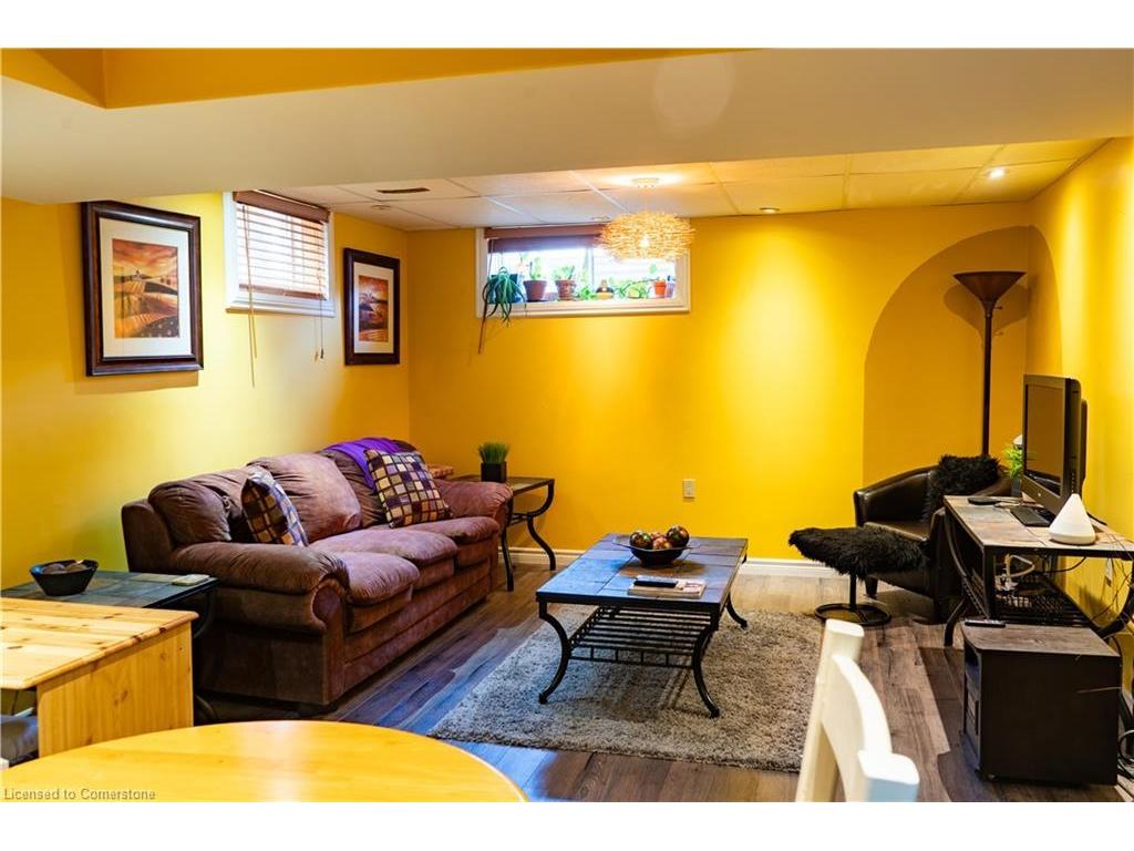 









845


Brandenburg

Boulevard,
Waterloo,




ON
N2T 2X5

