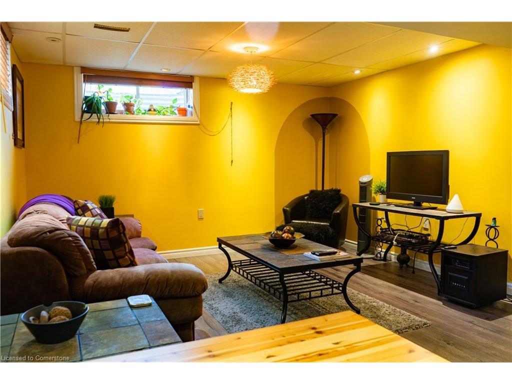 









845


Brandenburg

Boulevard,
Waterloo,




ON
N2T 2X5

