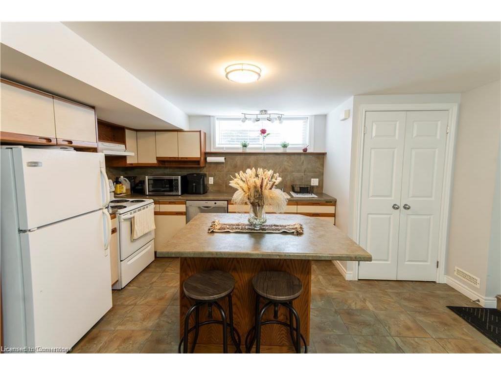 









326


Victoria

Street South, B,
Kitchener,




ON
N2M 3A3

