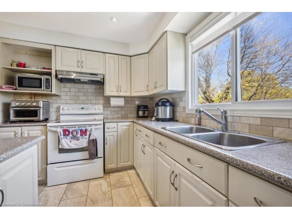 









421


Bairstow

Crescent, A,
Waterloo,




ON
N2K 2H7

