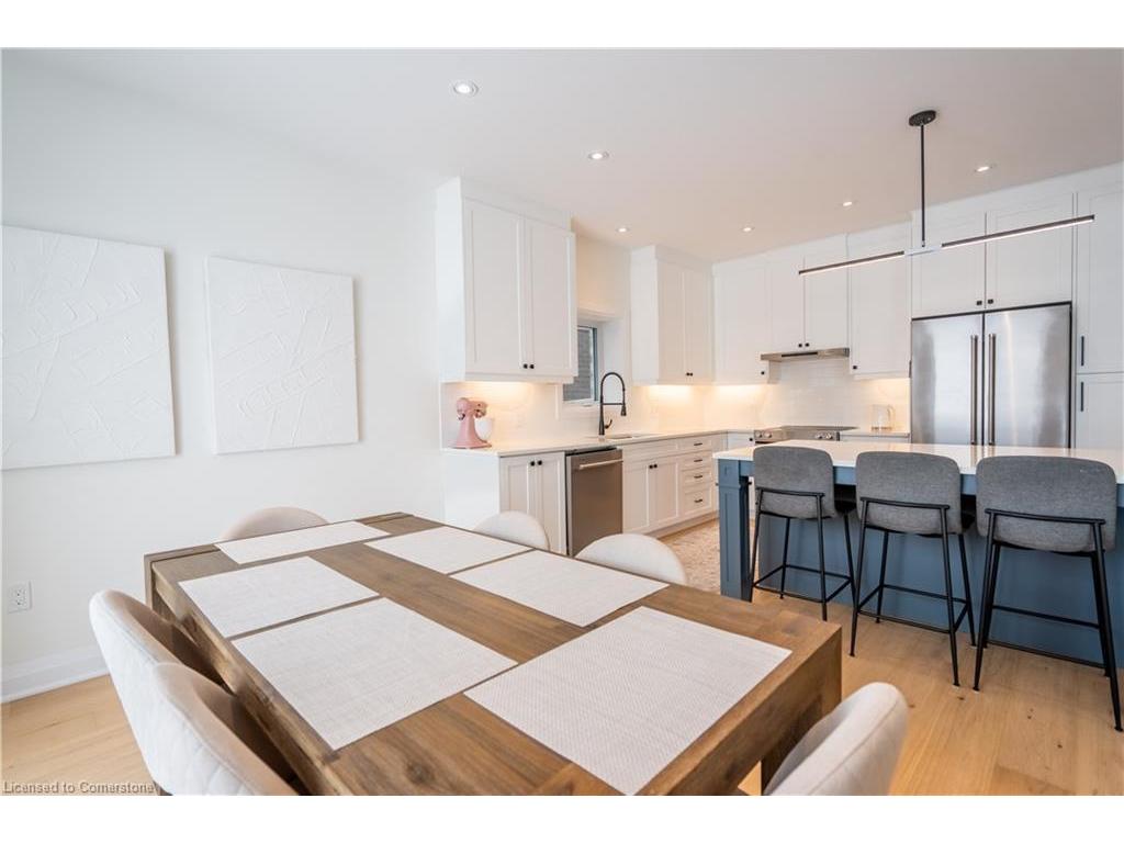 









765


Autumn Willow

Drive,
Waterloo,




ON
N2V 0E3

