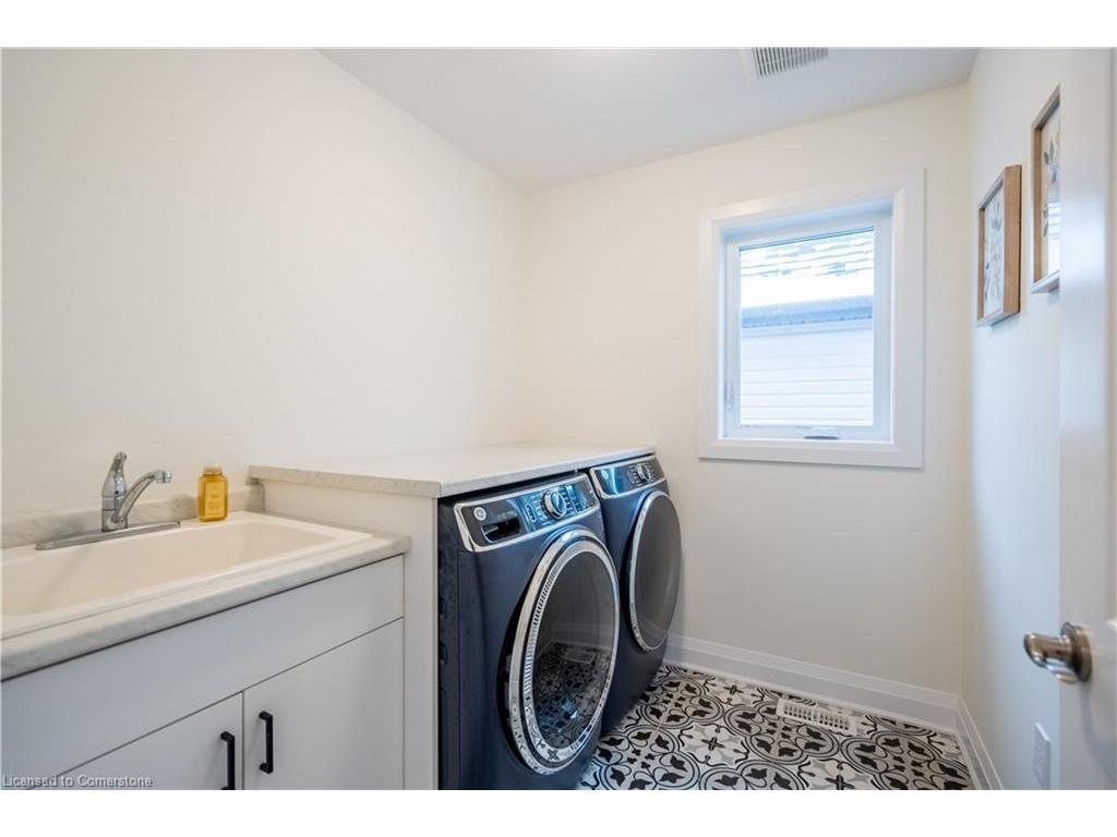 









765


Autumn Willow

Drive,
Waterloo,




ON
N2V 0E3

