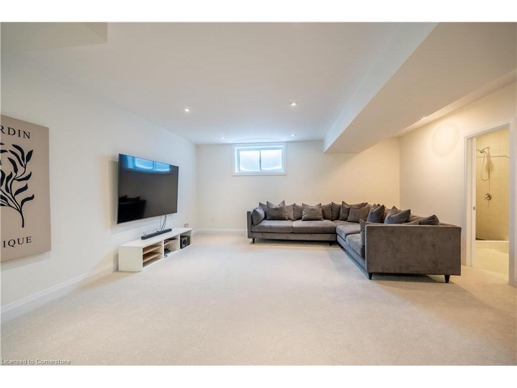 









765


Autumn Willow

Drive,
Waterloo,




ON
N2V 0E3

