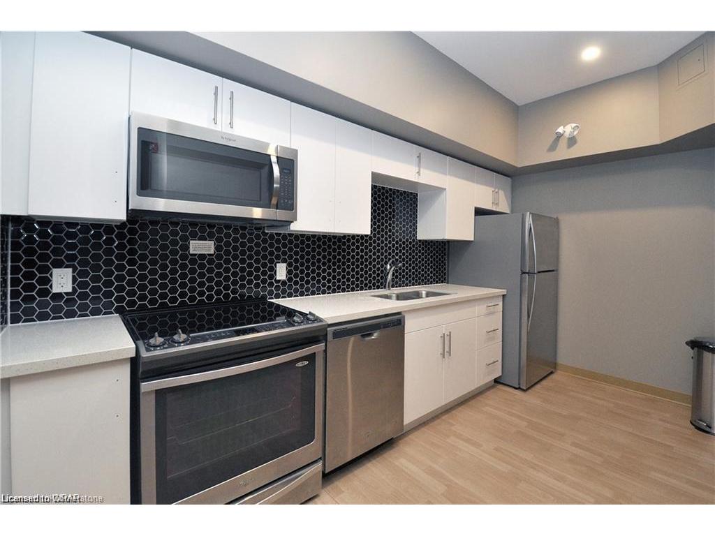 









690


King

Street West, 221,
Kitchener,




ON
N2G 1G4

