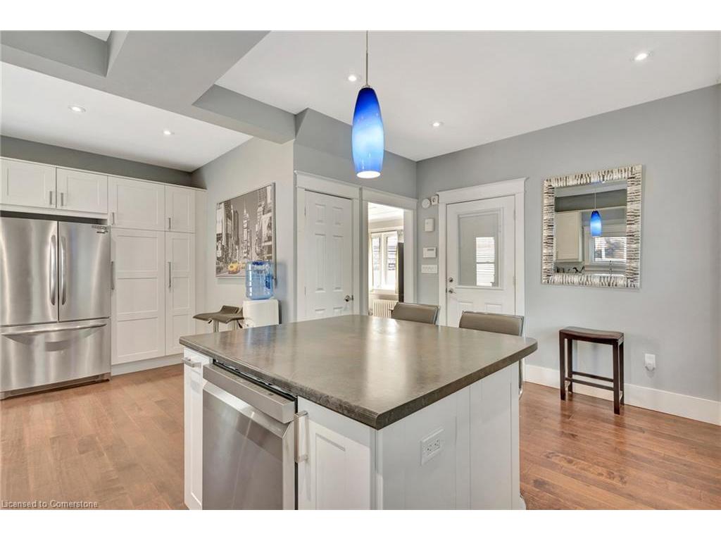 









8


Wright

Avenue,
Cambridge,




ON
N1R 1E2

