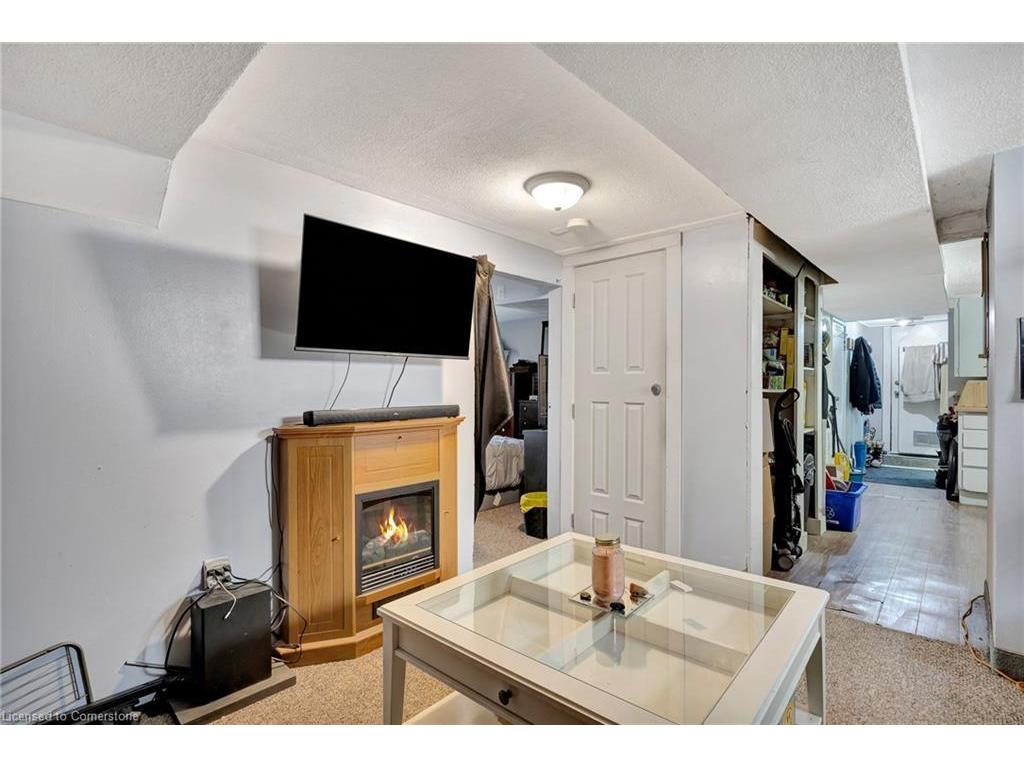 









8


Wright

Avenue,
Cambridge,




ON
N1R 1E2

