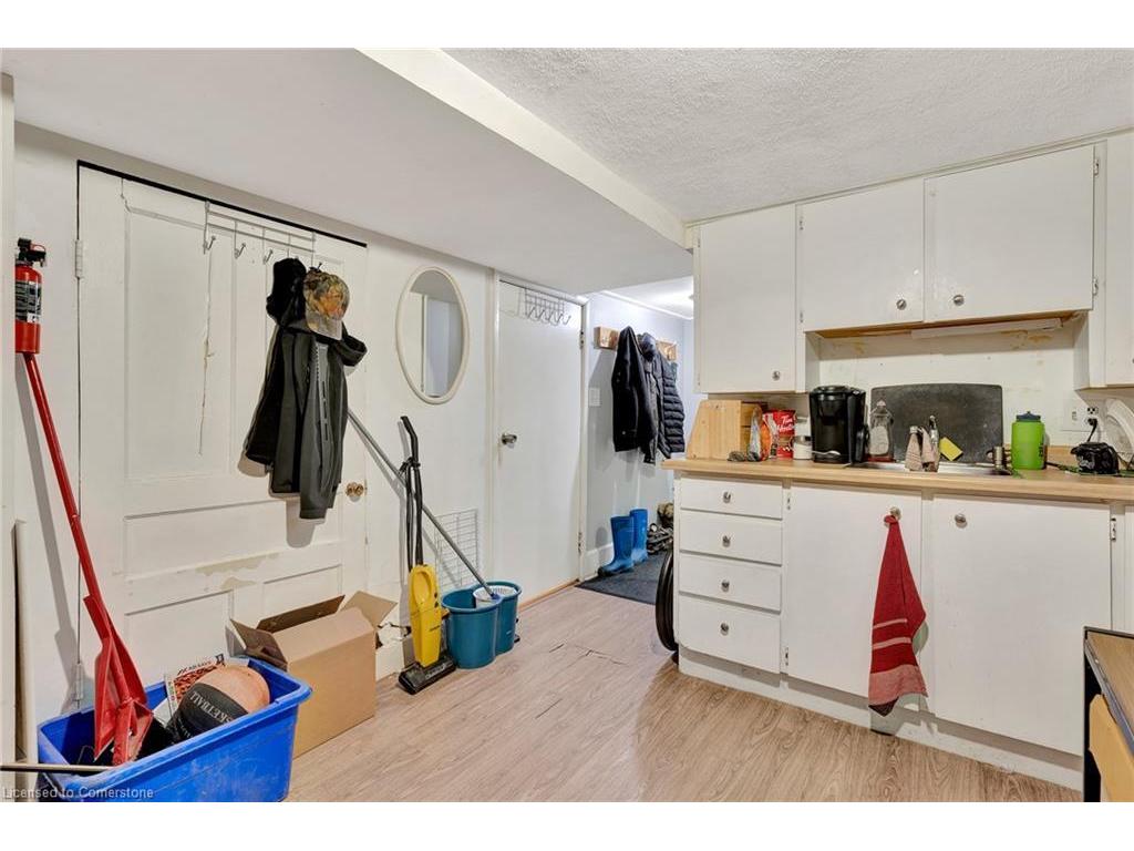 









8


Wright

Avenue,
Cambridge,




ON
N1R 1E2

