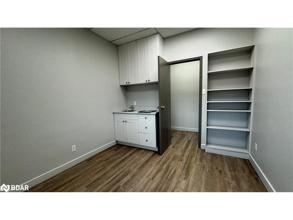 









190


Cundles

Road East, 201D,
Barrie,




ON
L4M 4S5

