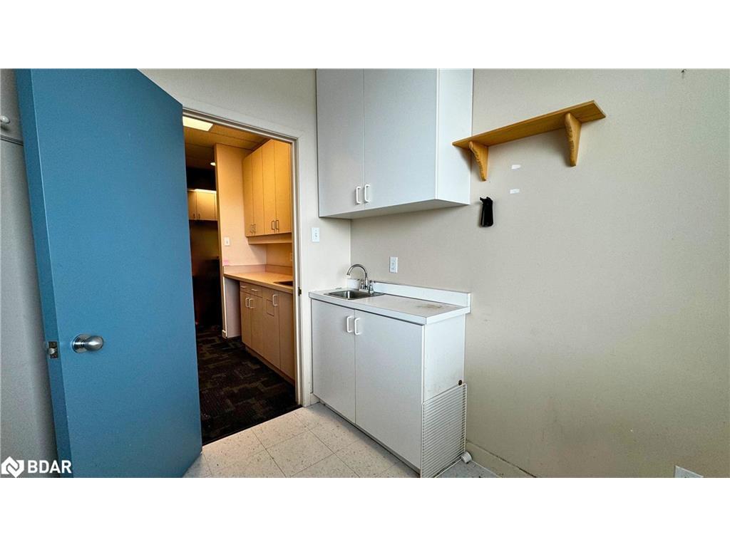 









190


Cundles

Road East, 203,
Barrie,




ON
L4M 4S5

