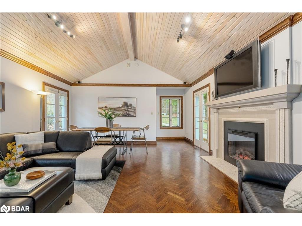 









23


Barrie

Terrace,
Oro-Medonte,




ON
L4M 1E8

