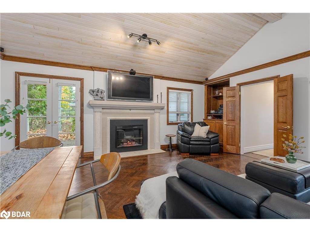 









23


Barrie

Terrace,
Oro-Medonte,




ON
L4M 1E8

