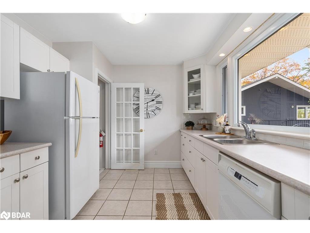 









23


Barrie

Terrace,
Oro-Medonte,




ON
L4M 1E8

