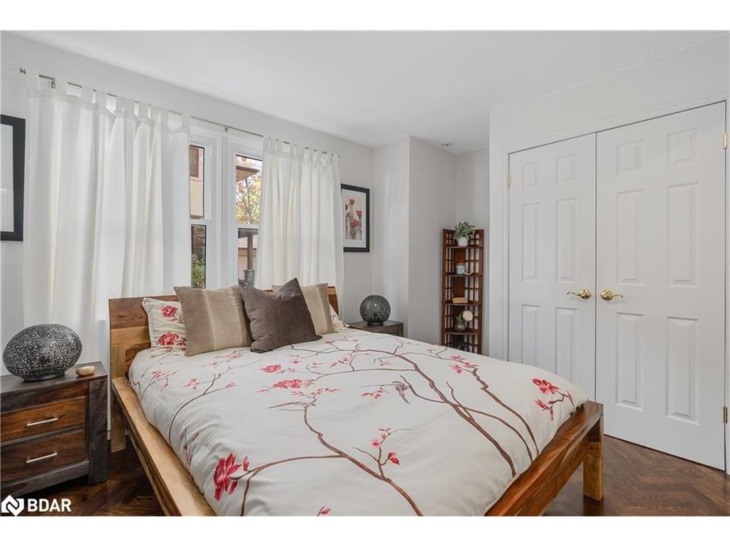 









23


Barrie

Terrace,
Oro-Medonte,




ON
L4M 1E8

