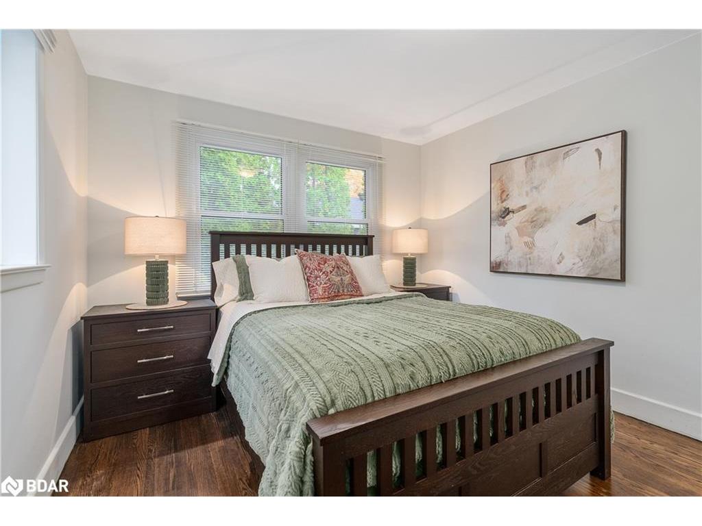 









23


Barrie

Terrace,
Oro-Medonte,




ON
L4M 1E8

