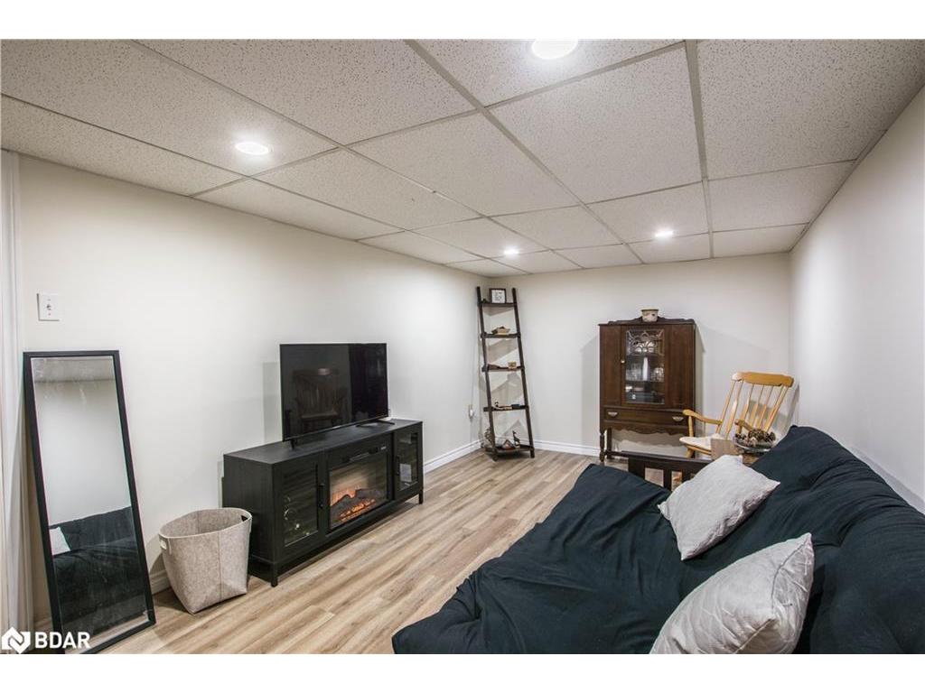 









261


Rose

Street, 4,
Barrie,




ON
L4M 2V3

