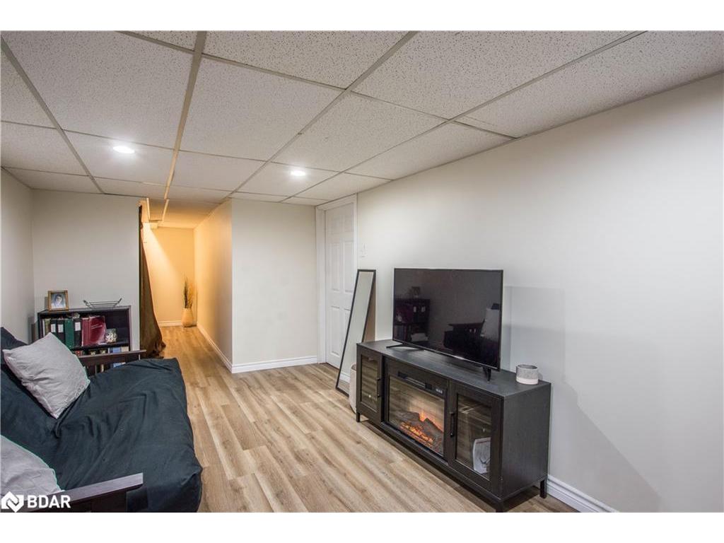 









261


Rose

Street, 4,
Barrie,




ON
L4M 2V3

