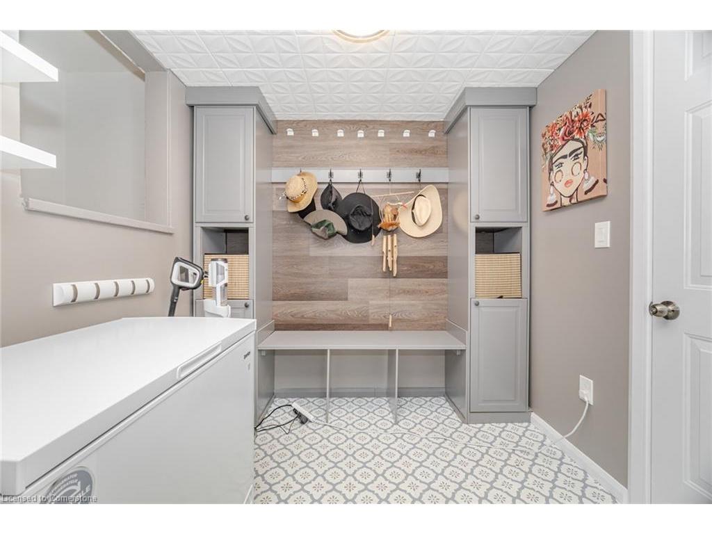 









169


East 8th

Street,
Hamilton,




ON
L9A 4Y7


