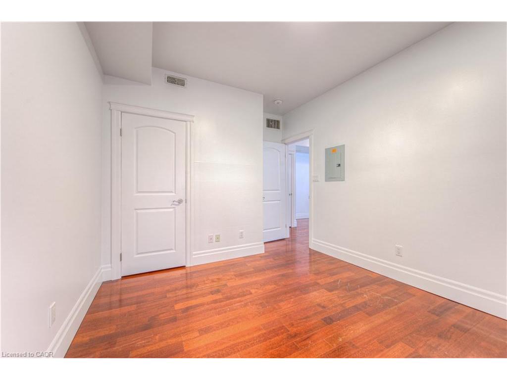 









555


King

Street East, 109,
Kitchener,




ON
N2G 2L9

