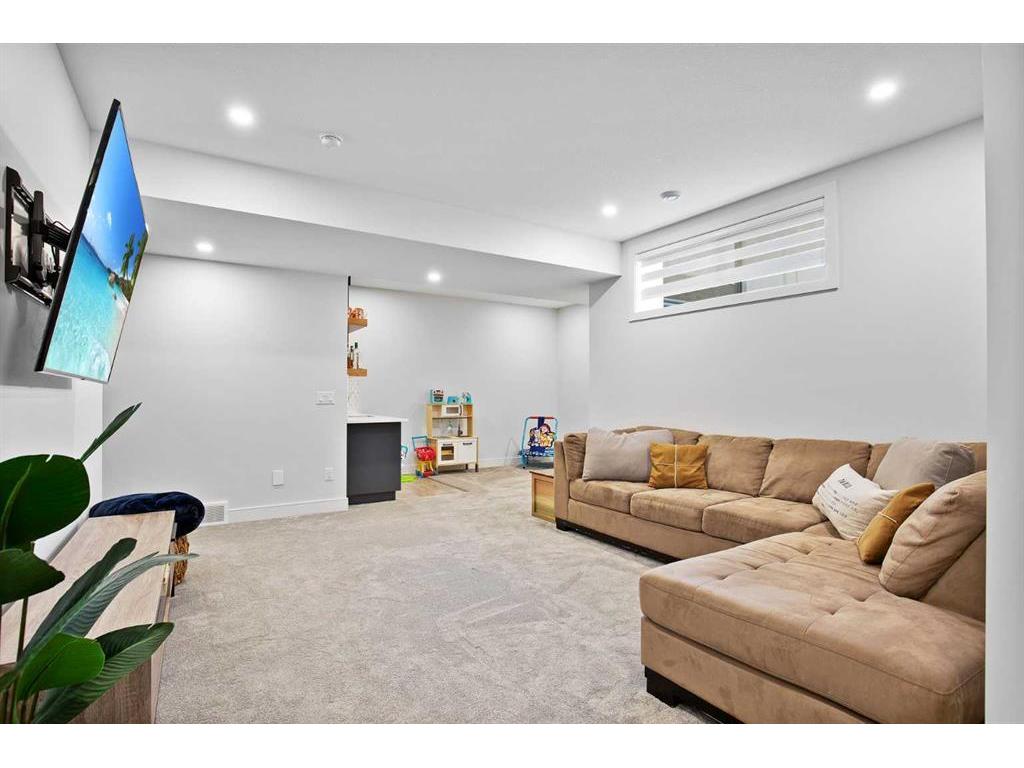 









8


Cameron

Court,
Lacombe,




AB
T4L 0K3

