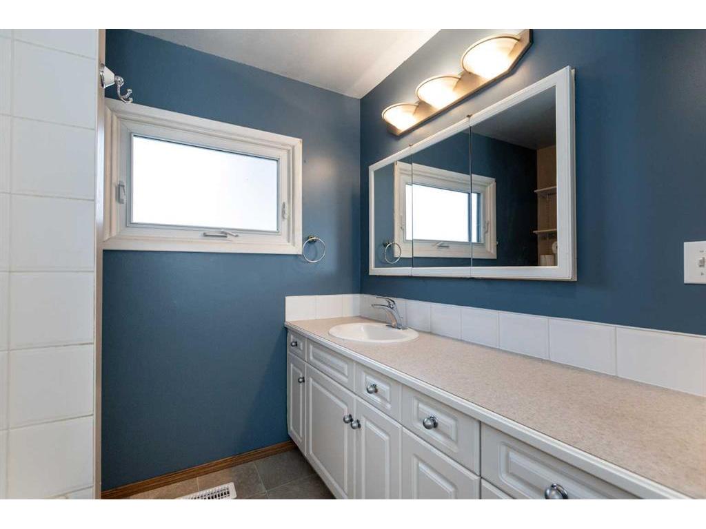 









5024


46

Street,
Innisfail,




AB
T4G 1L6

