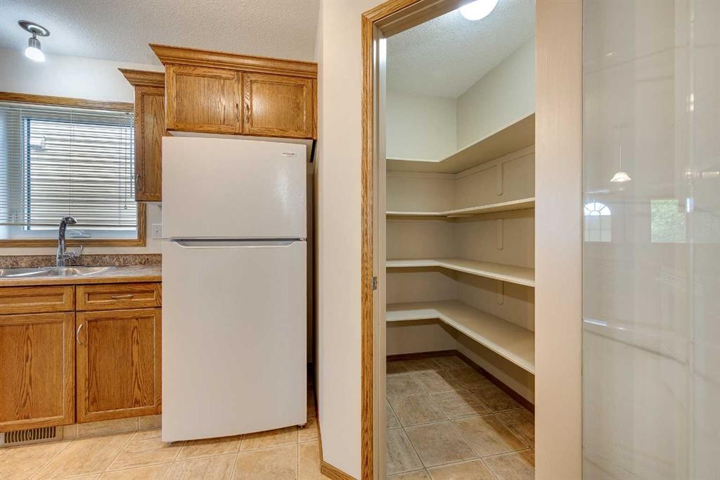 









5009


41

Street,
Sylvan Lake,




AB
T4S 1B9

