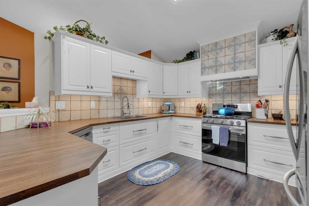 









33


Cameron

Close,
Lacombe,




AB
T4L 2N6

