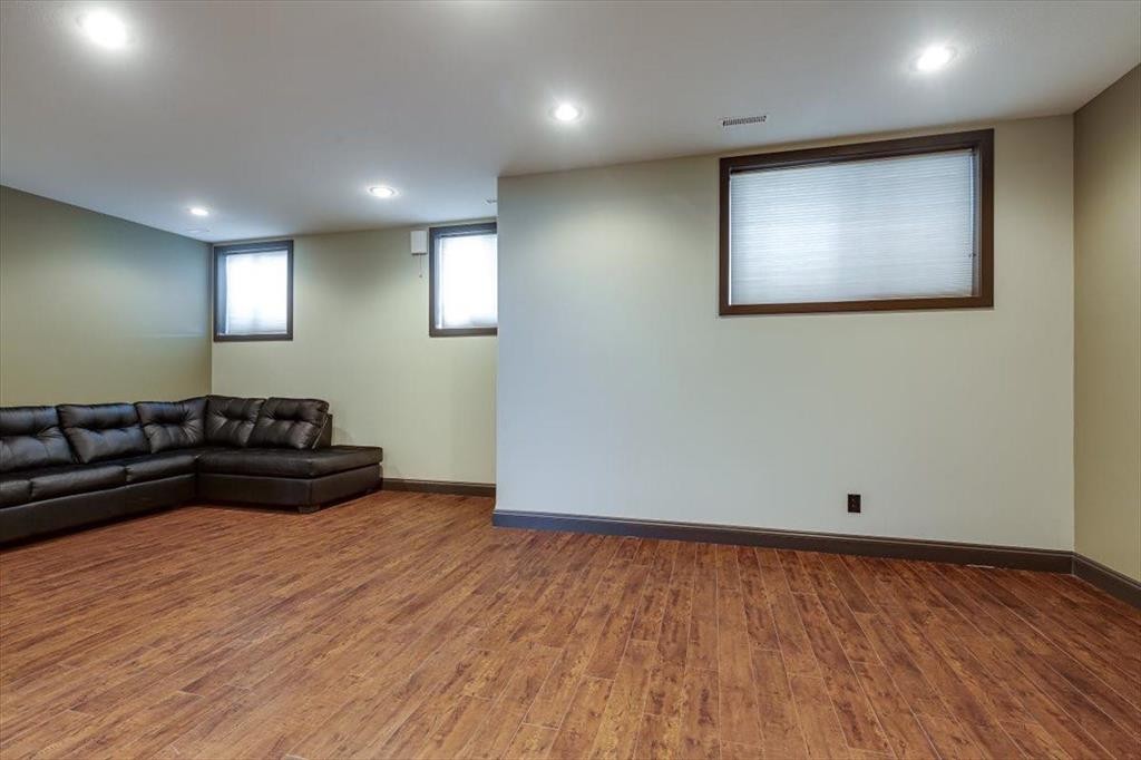









7021


Cobb

Street,
Lacombe,




AB
T4L0C1


