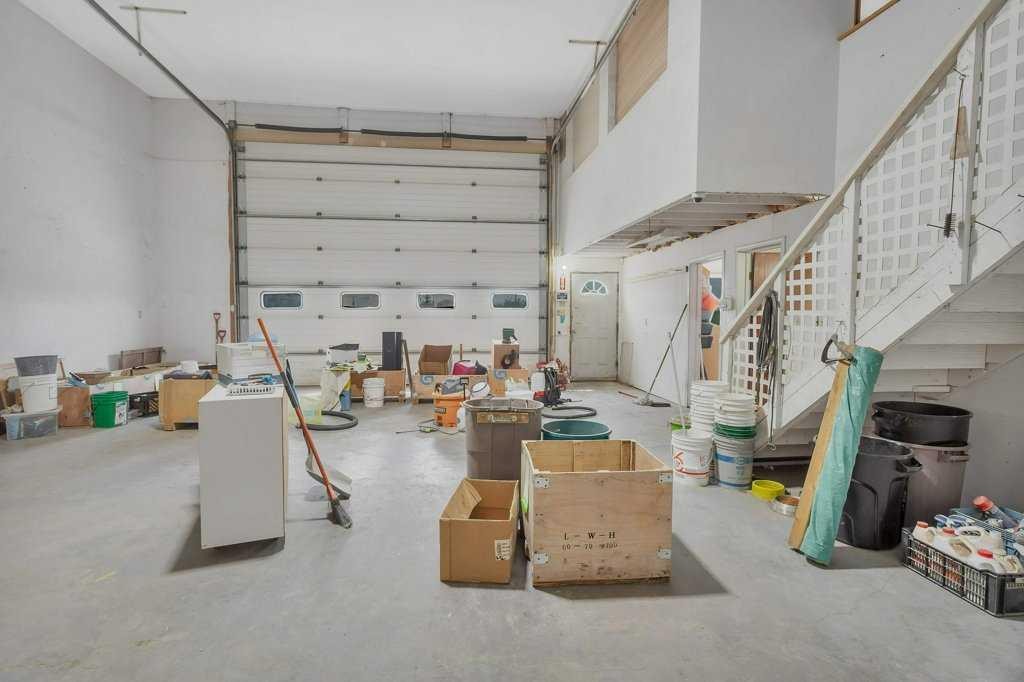 









27556


Township Road 372

,
Rural Red Deer County,




AB
T4G 0M5

