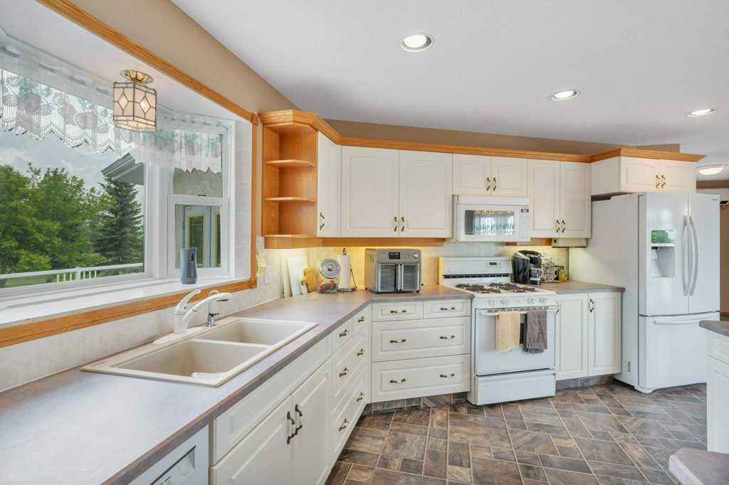 









27556


Township Road 372

,
Rural Red Deer County,




AB
T4G 0M5

