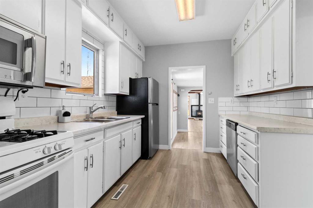 









1835


23 Avenue

,
Delburne,




AB
T0M 0V0

