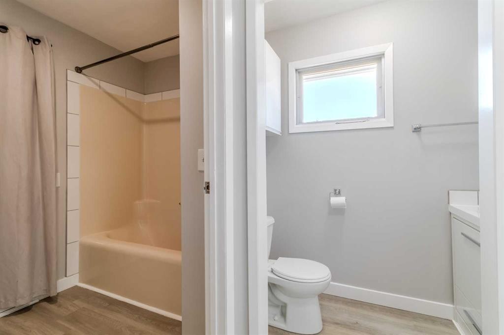 









1835


23 Avenue

,
Delburne,




AB
T0M 0V0

