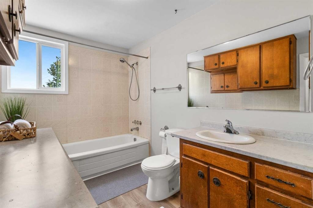 









1835


23 Avenue

,
Delburne,




AB
T0M 0V0

