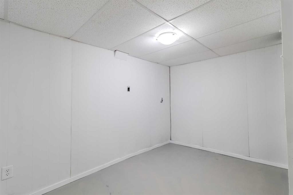 









1835


23 Avenue

,
Delburne,




AB
T0M 0V0

