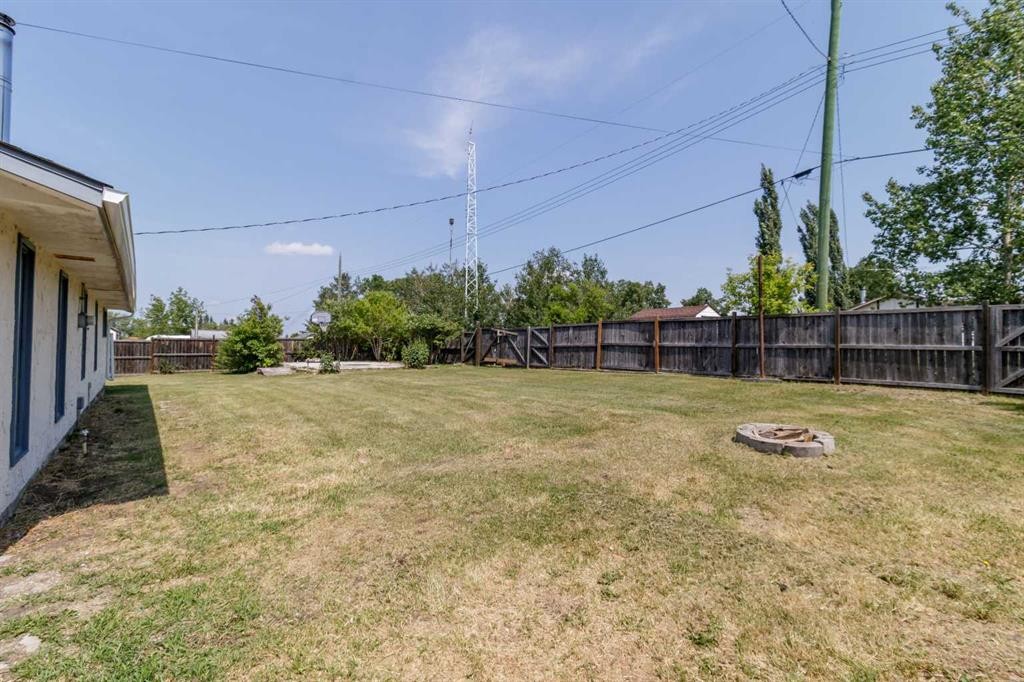 









1835


23 Avenue

,
Delburne,




AB
T0M 0V0

