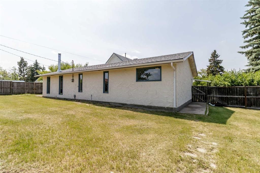 









1835


23 Avenue

,
Delburne,




AB
T0M 0V0

