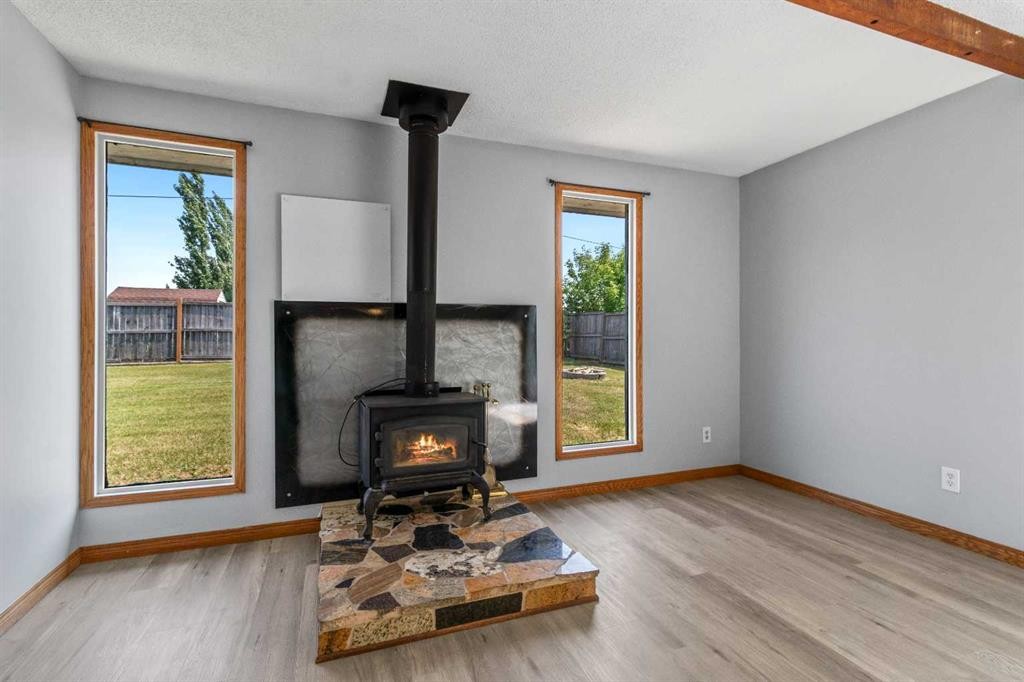 









1835


23 Avenue

,
Delburne,




AB
T0M 0V0

