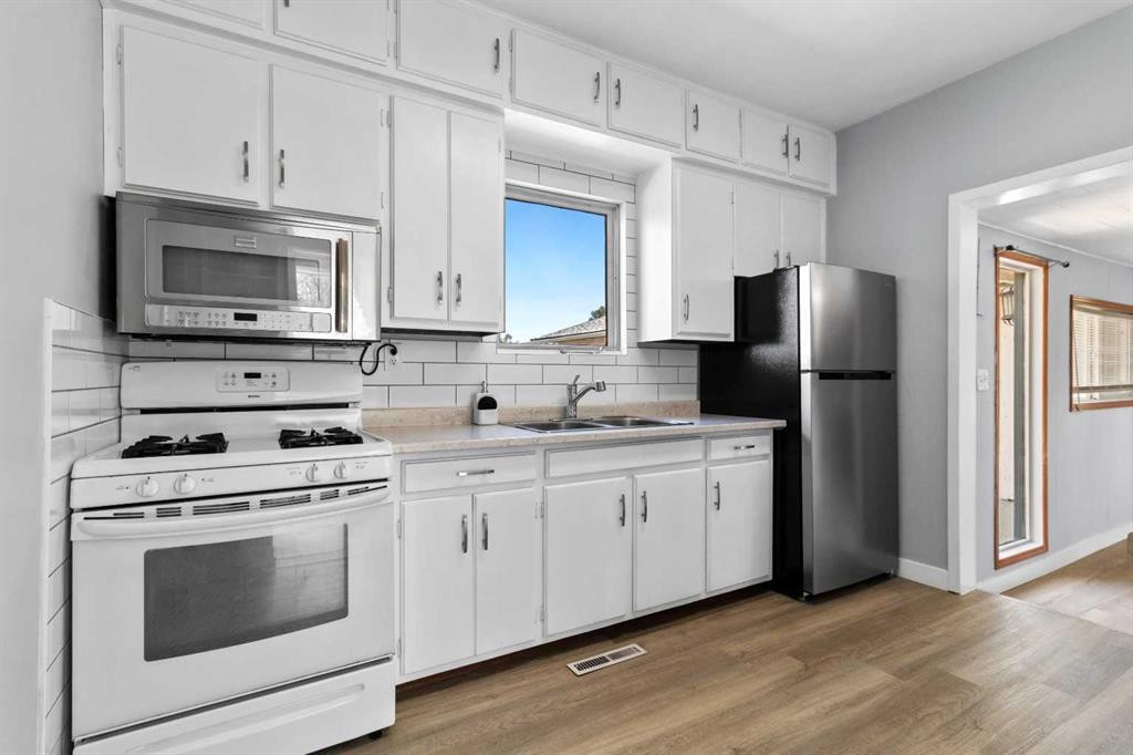 









1835


23 Avenue

,
Delburne,




AB
T0M 0V0

