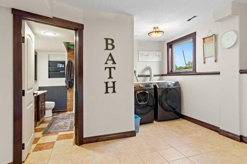 









1236


384

Township, 105,
Rural Red Deer County,




AB
T4E 0P1

