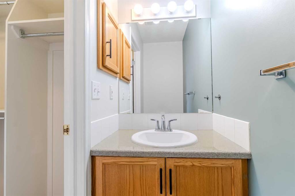 









1812


26 Avenue

,
Delburne,




AB
T0M 0V0

