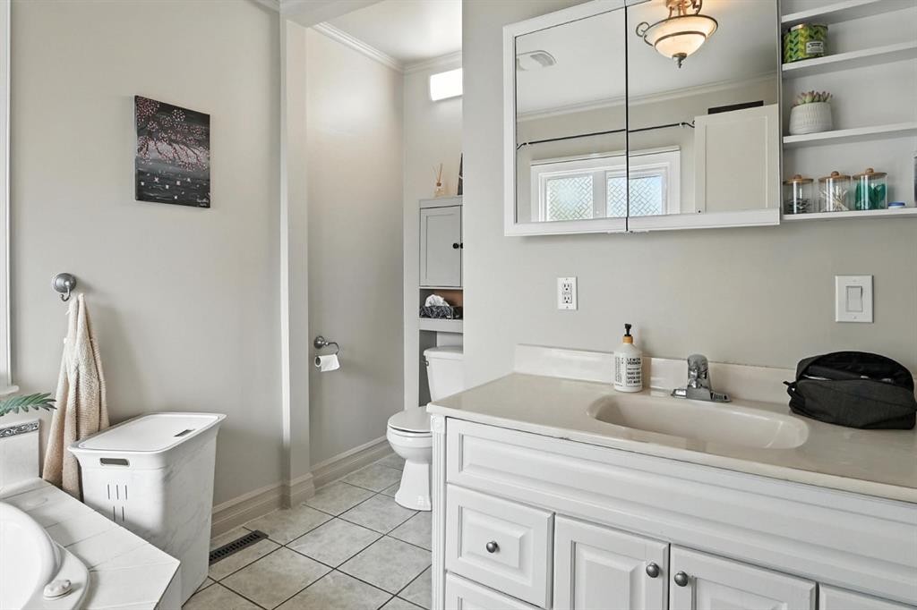 









1018


Windsor

Avenue,
Penhold,




AB
T0M 1R0


