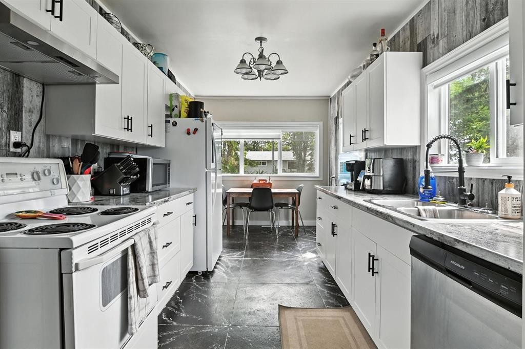 









1018


Windsor

Avenue,
Penhold,




AB
T0M 1R0

